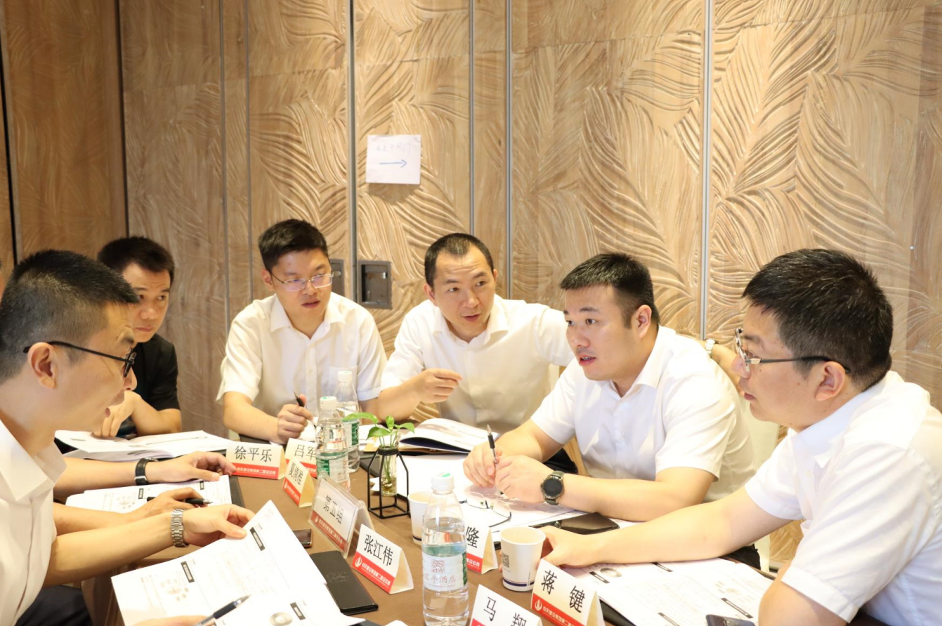 2021年6月25日-26日，东升国际二建组织开展了2021年中高层主管执行力培训。本次培训特邀清华、北大、上海交大总裁班讲师，中国企业家协会特聘高级讲师许晋老师进行授课。