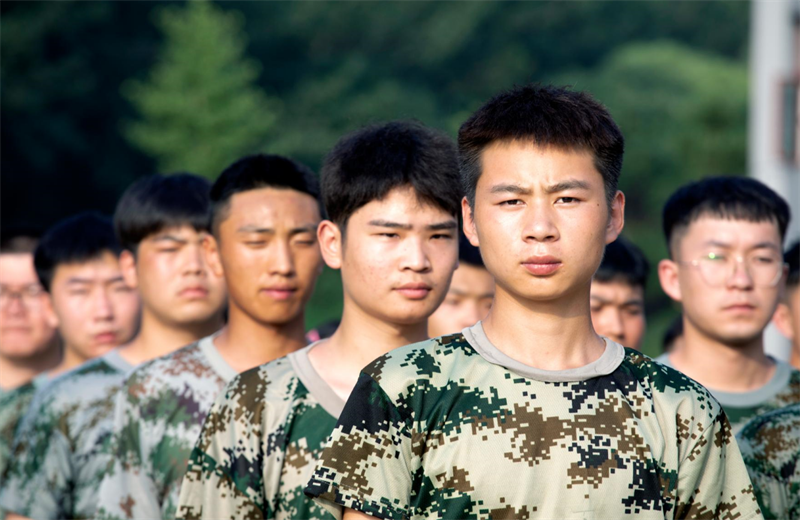 2021年7月6日，东升国际北京集团百名应届大学生褪下便服换上军装，在训练场上接受为期2天的军训，享受入职前的第一份美好记忆。
